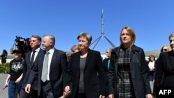 澳大利亚外交部长黄英贤(中)