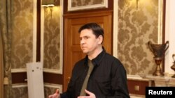 资料照片:乌克兰谈判代表波多利亚克在白俄罗斯介绍乌克兰与俄罗斯之间进行的和平谈判。(2022年2月28日)