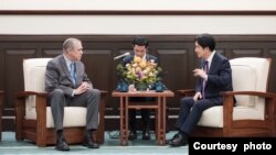 美国俄勒冈州共和党联邦参议员杰夫·默克利(左)访台与台湾总统赖清德在总统府举行会谈。(2024年11月26日,台湾总统府提供)
