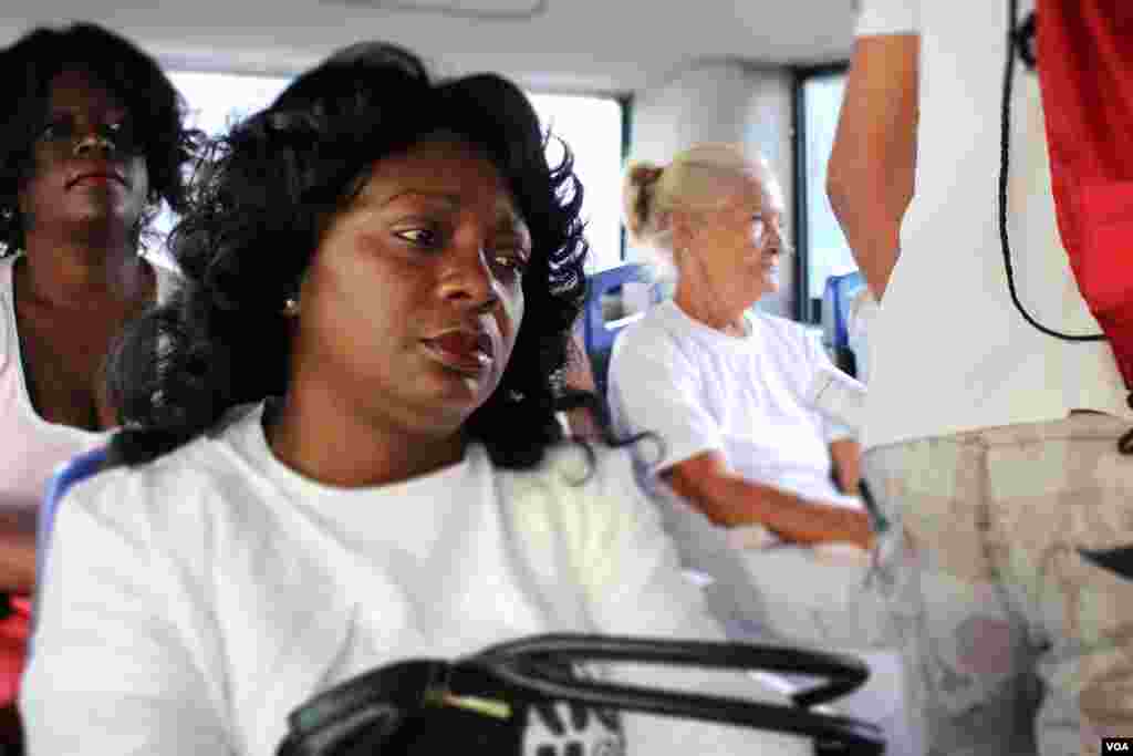 索勒和丈夫的成年子女及孙女昨晚搬到了佛罗里达。他们在古巴的家变小了。不过,她缩短了到美国探访的时间,为的是不错过星期天的游行。 (美国之音/马奇)