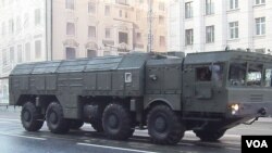 2014年4月29日莫斯科红场阅兵彩排中莫斯科街头的伊斯康德尔-M导弹(美国之音白桦拍摄)