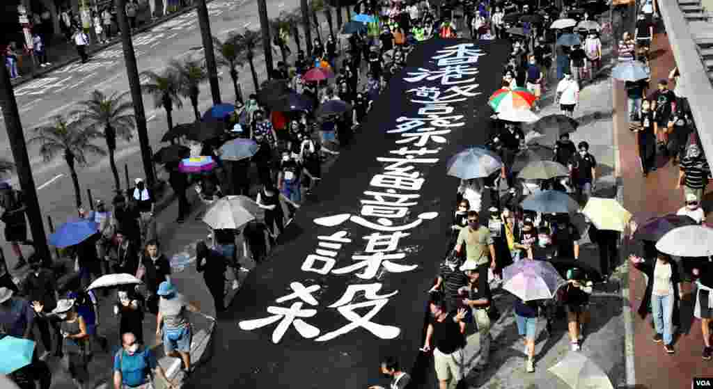 数以千计香港人参与10月5日全民蒙面游行,反对当局实施"禁蒙面法" (美国之音汤惠芸拍摄)