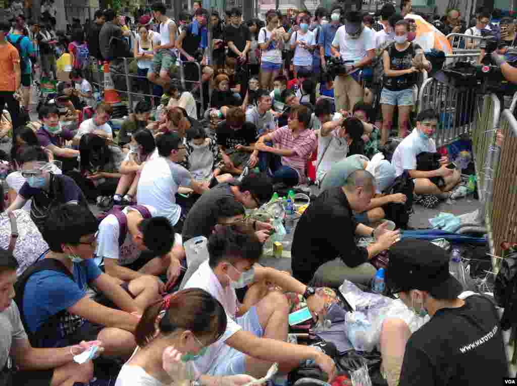 数千香港市民云集政府总部声援被困公民广场学生(美国之音图片/海彦拍摄)