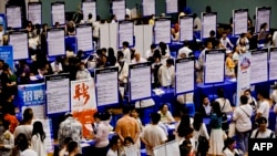 资料照片:求职者正在参加中国江苏省淮安市的招聘会。(2024年6月2日)