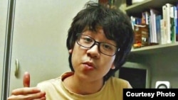 新加坡17岁艺人余澎杉拍片批评李光耀(苹果日报图片)