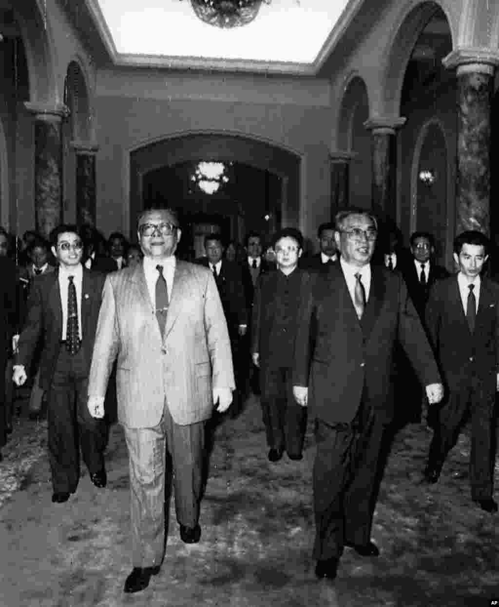 1990年3月15日,江泽民访问朝鲜,朝鲜领导人金日成到他下榻之处拜访。这是江泽民就任总书记以来首次外访,他于2001年9月再度访问朝鲜。