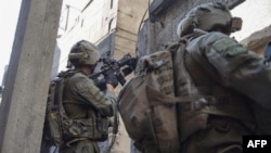 以军2024年1月22日发布的照片显示以色列士兵在加沙与哈马斯作战。