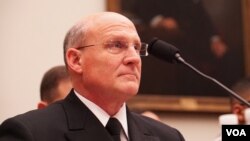 美国海军作战部长吉尔代(Admiral Gilday)在国会作证(美国之音黎堡2020年2月27日摄)
