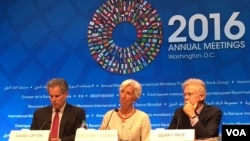 国际货币基金组织总裁拉加德(中)在年会记者会上(美国之音莫雨拍摄)