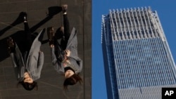 资料照:北京商业区法国奢侈品牌路易威登专卖店银色墙板映出的两名女子。(2019年3月6日)