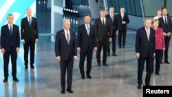 美国总统拜登和其他北约成员国领导人在布鲁塞尔出席北约峰会时合影。(2021年6月14日)