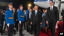 中国国家主席习近平2024年5月7日晚间抵达贝尔格莱德,塞尔维亚总统亚历山大·武契奇(Aleksandar Vucic)亲自到机场迎接。 (塞尔维亚总统新闻室照片)