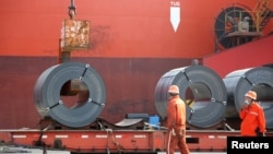 江苏省连云港的工人在向货轮上装运出口钢材。(2020年5月27日)