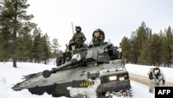 与芬兰部队一起受训的来自瑞典博登诺尔兰旅的瑞典士兵。（2024年3月5日）