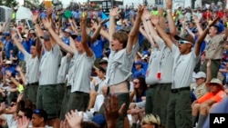 2017年7月24日,2017年美国童子军大露营峰会在西维吉尼亚格伦·让镇举行。参加会议的孩子们随着音乐歌唱起舞,等待川普总统前来演讲。