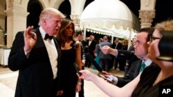 美国当选总统川普在他的佛罗里达州马阿拉歌庄园的新年除夕聚会中同记者谈话(2016年12月31日)