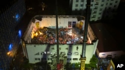 在新华社发布的这张照片中,救援人员在中国东北黑龙江省齐齐哈尔市一所中学体育馆屋顶坍塌现场进行搜救。(2023 年 7 月 24 日)