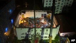 资料照片:救援人员在中国东北黑龙江省齐齐哈尔市中学体育馆屋顶坍塌现场进行搜救。(2023年7月24日)