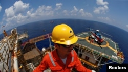 Một nhân viện Rosneft Vietnam trên giàn khoan Lan Tây ở ngoài khơi Vũng Tàu. Ảnh chụp ngày 29/4/2018. REUTERS/Maxim Shemetov