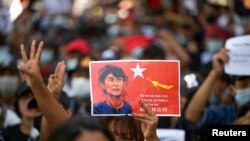 缅甸示威者2021年2月8日连续第三天抗议军方拘押文人政府领导人昂山素季(路透社)