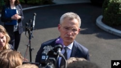 北约秘书长斯托尔滕贝格会晤拜登总统后在白宫西翼外与记者交谈。(2024年6月17日)