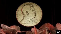 အာရှတိုက်ရဲ့ နိုဘဲလ်ဆုလို့ တင်စားခံရတဲ့ Magsaysay ဆု (ဓာတ်ပုံ - AP)