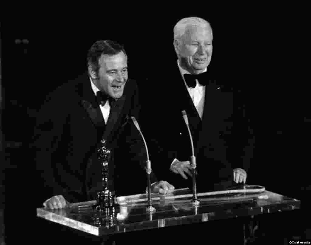 Danh hài huyền thoại Charlie Chaplin (phải), còn được biết với cái tên Charlot, được Hollywood tôn vinh với giải thưởng Oscar Danh dự vào năm 1972. Cả khán phòng nhà hát đã đồng loạt đứng lên vỗ tay tán dương ông trong suốt 12 phút không ngưng nghỉ. Biểu tượng điện ảnh này từng phải chịu sự truy bức của chính quyền Mỹ trong suốt những năm 50 vì bị cho là cộng sản. (AMPAS)