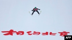 在北京冬奥会张家口崇礼滑雪场上练习的一名德国运动员。(2021年12月4日)