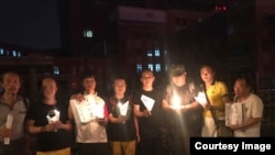 20017年7月13日深夜,支持者冒着被抓捕危险到沈阳医院悼念当天因肝癌去世的诺贝尔和平奖获得者、中国异议作家刘晓波。(网友提供图片)