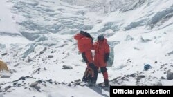 ဧဝရတ်တောင်ထိပ်အထိ တက်နိုင်ခဲ့တဲ့ မြန်မာတောင်တက် သမားနှစ်ဦး။ သတင်းဓာတ်ပုံ- ထူးဖောင်ဒေးရှင်း။