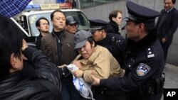 在上海的“茉莉花散步”现场,一名男子被警察居留