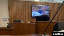 2021年4月14日,加州圣地亚哥移民法庭批准“香港锤佬”向美国政府提出的政治庇护申请。图为“香港锤佬”当天在庭审中。(图片由中国民主党郑存柱提供)