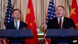 美国国务卿蓬佩奥和中国国务委员杨洁篪在美中外交安全对话后召开的联合记者会上。(2018年11月9日)