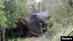 韩国2月13日表示,朝鲜正在拆除金刚山旅游特区内用于接待朝鲜战争后离散家属团聚的会场。资料照片:朝鲜南部边境地区一个未公开的地点,一条通往韩国的铁路线被炸毁。