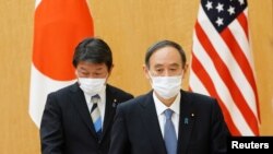 资料照:日本首相菅义伟(右)和外务大臣茂木敏充在东京首相府会晤到访的美国国务卿布林肯期间。(2021年3月16日)