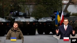 资料照片:波兰总理莫拉维茨奇与乌克兰总统泽连斯基在华沙出席一次记者会。(2023年4月5日)