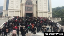 资料照:聚集在浙江温州三江教堂前反对拆迁的信众。(对华援助协会网站图片 资料照片)