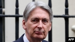 资料照:英国财政大臣哈蒙德离开伦敦唐宁街首相官邸。(2019年12月3日)