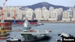 2018年12月27日中国第一艘国产航空母舰载着飞机离开辽宁省大连市港口,进行第四次海上试航。