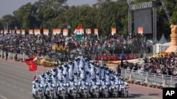 2025年1月26日,在新德里举行的印度共和国日游行庆祝活动中,印度陆军的勇士们表演特技,通过仪式性的"职责大道"。