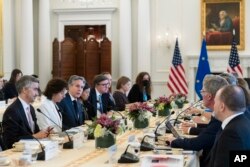 2024年1月30日，美国商务部长雷蒙多、国务卿布林肯、美国贸易代表戴琪与欧盟委员会执行副主席玛格丽特·韦斯特格等欧盟官员在国务院参加美国-欧盟贸易与技术委员会第五次部长级会议。（美联社）