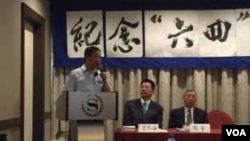 民运人士张林获颁奖后发言。(美国之音方冰拍摄)