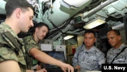 美军“格林维尔号”核潜艇2018年12月10日接待菲律宾海军(美国海军照片)