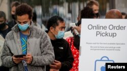 纽约布鲁克林苹果专卖店内已下单购买苹果手机5G iPhone 12的顾客在排队等候领取新手机。(2020年10月23日)