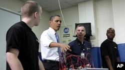 奥巴马总统参观北维州社区大学的汽车服务课,强调加强美国制造能力的必要性