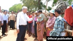 နိုင်ငံတော်သမ္မတ ဦးထင်ကျော်
မကွေးတိုင်းဒေသကြီးအတွင်း ရေဘေးသင့်ပြည်သူများအား ထောက်ပံ့ရေးပစ္စည်းများပေးအပ် (FB- Myanmar President Office)