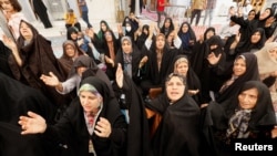 伊朗一些信徒2024年5月20日在总统易卜拉欣·莱希坠机身亡后为他祈祷。(路透社)