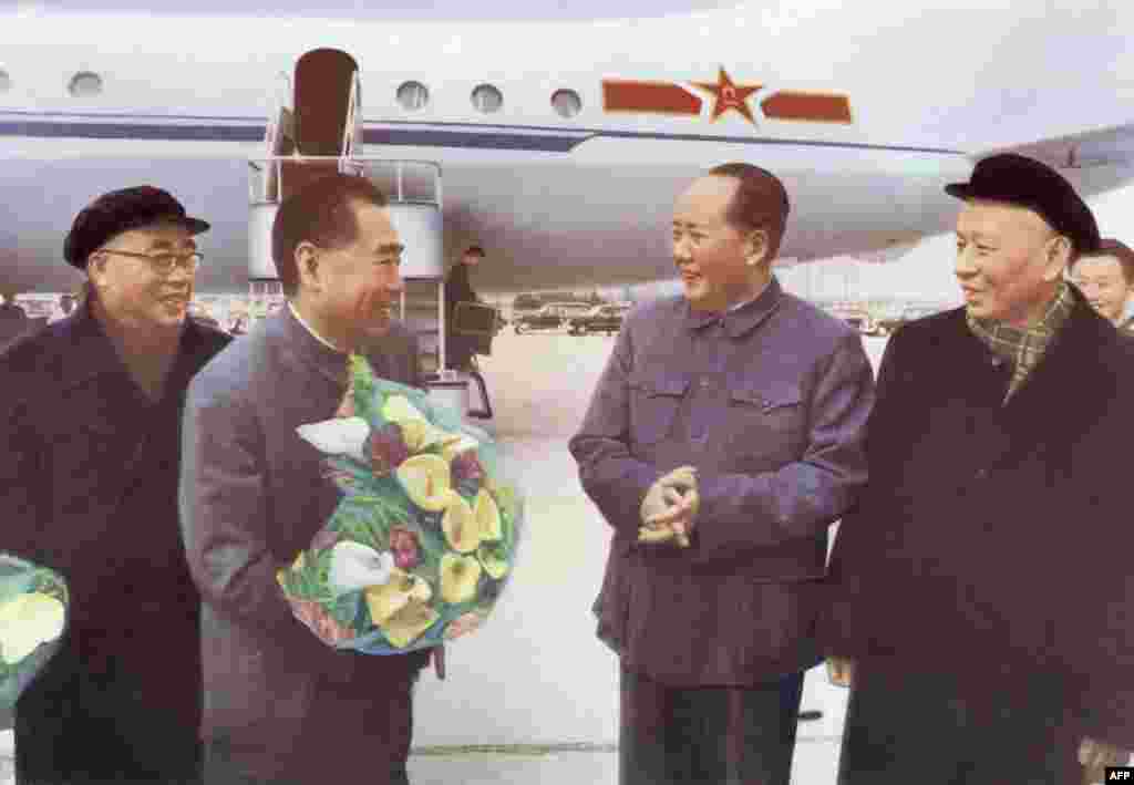 1964年11月(法新社说这是1957年的照片,本图集没有采用此说)中共领袖毛泽东、刘少奇和朱德在北京首都机场欢迎访问苏联归来的中国总理周恩来。照片中的刘少奇曾在文革时期被剪掉。1964年11月5日,由周恩来、贺龙率领的中国党政代表团前往苏联参加十月革命47周年庆典。这次飞行的机组组长回忆说:“我们驾驶的伊尔-18飞机,就是前几年刚从苏联引进的,驾驶人家的飞机飞到人家的国土访问,心里很不踏实。 ”“为了封锁总理专机起飞时间的有关信息以防不测,我国保卫人员特意把机组人员召集到中国大使馆的密室,互相之间都不说话,只用手写字条的方式交谈。提前把飞机准备好,然后,采取突然‘袭击’的办法,在通知对方要走的同时,立即起飞。”在苏联机场上,为了安全,中方时刻监视这架飞机,加油也用苏联方面本来要给苏联飞机加的油,中方拦下,要求用于中国代表团的专机。