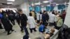 Para korban dirawat di dalam RS Kamal Adwan di Beit Lahia di utara Jalur Gaza menyusul serangan Israel terhadap fasilitas medis itu di tengah perang antara Hamas dan Israel, Jumat, 6 Desember 2024. (Foto: AFP)