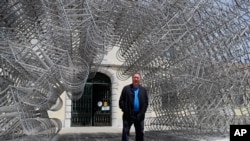 资料照片:中国异议人士艾未未在葡萄牙首都里斯本的艺术展览中介绍他的新作“永久自行车”(2021年6月3日)